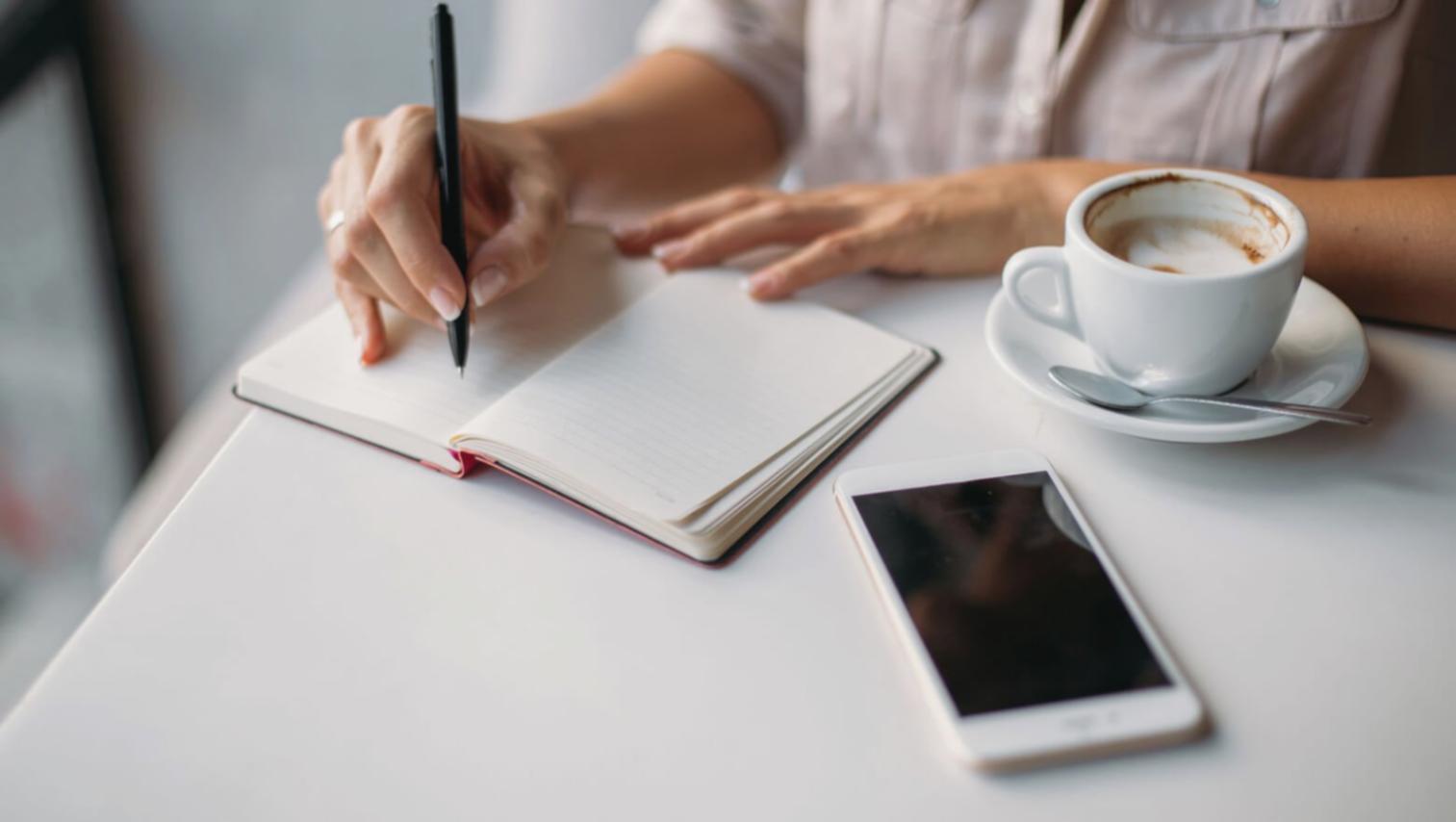 Programmteilnehmer beim Austausch über Lernerfolge