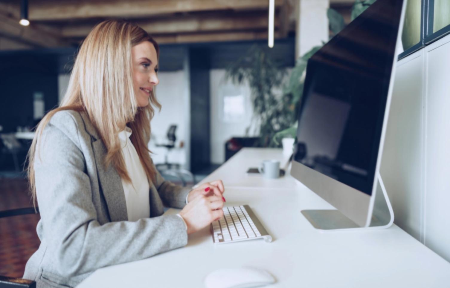 Teilnehmer bei der Analyse von Finanzunterlagen und Fallstudien